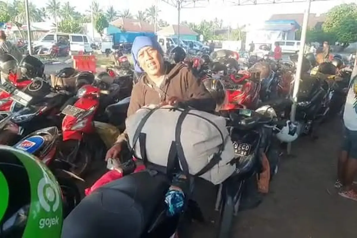 Ratusan kendaran roda dua padati area parkir Pelabuhan Jangkar Situbondo (Hermawan Arifianto/Liputan6.com)