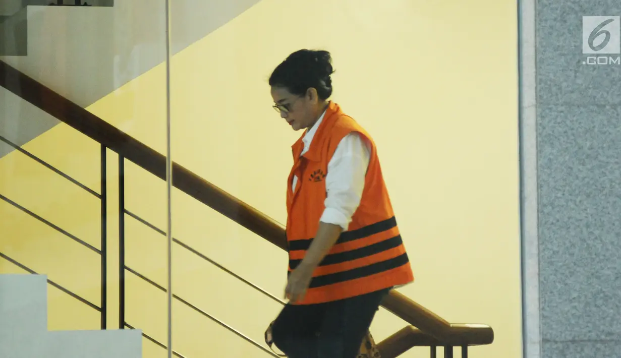 Terdakwa kasus pemberian keterangan palsu di sidang e-KTP, Miryam S Haryani bersiap menjalani pemeriksaan di KPK, Jakarta, Selasa (7/11). Miryam mengaku diperiksa terkait hubungan dengan Ketua DPR Setya Novanto. (Liputan6.com/Helmi Fithriansyah)