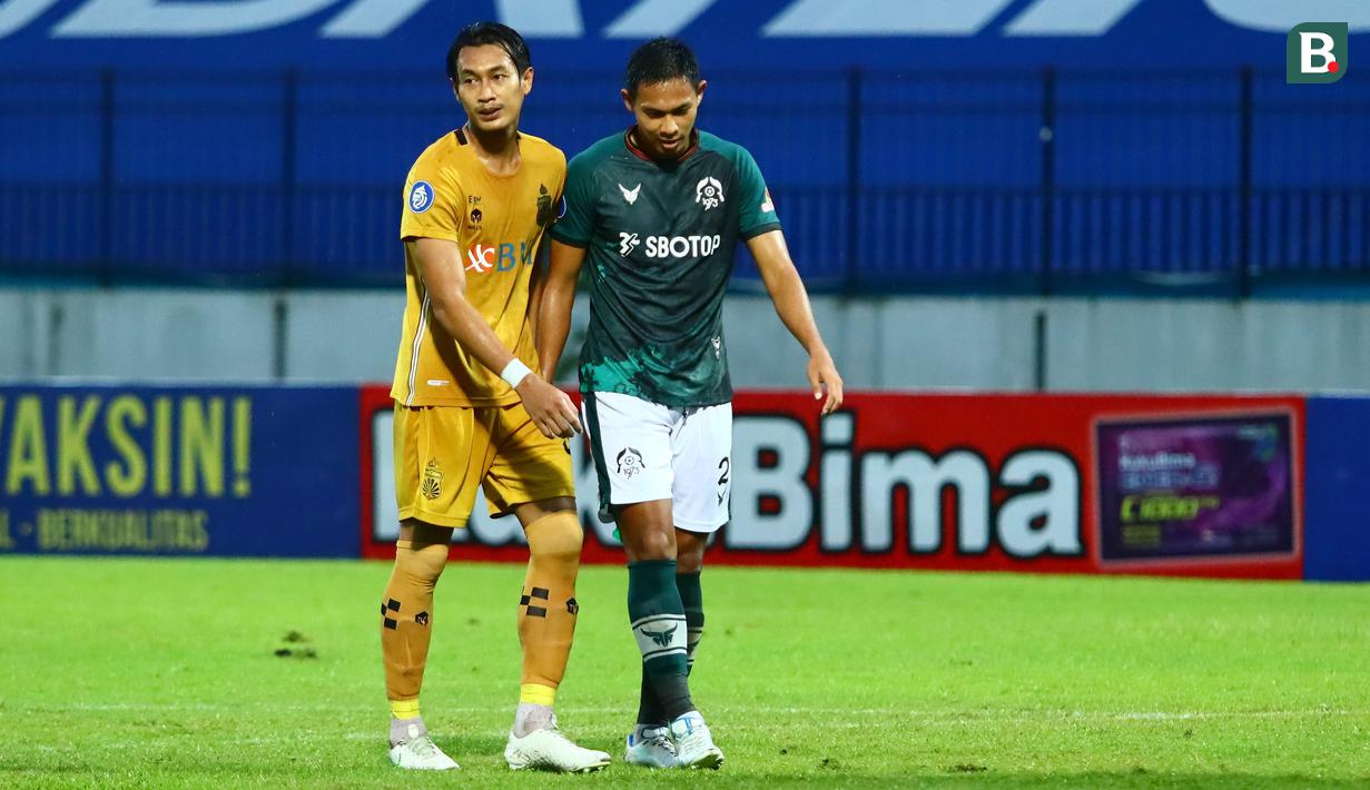 Pemain Bhayangkara FC, Hansamu Yama (kiri) menempel pergerakan pemain Persikabo 1973, Andy Setyo dalam laga pekan ke-10 BRI Liga 1 2021/2022 di Stadion Moch. Soebroto, Magelang, Minggu (31/10/2021). (Bola.com/Nandang Permana)