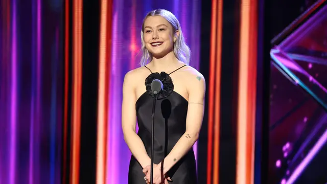 Penyanyi dan penulis lagu Phoebe Bridgers di iHeartRadio Music Awards 2023