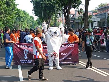 Maskot Piala Dunia 2022, La'eeb bersama tim dari EMTEK melakukan pawai saat acara CFD (Car Free Day) di Surabaya, Sabtu (20/11/2022). (Dok. SCM)
