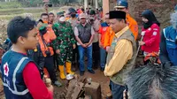 Plh. Gubernur Jawa Barat Uu Ruzhanul meninjau warga korban banjir di Kampung Dayeuhandap, Kelurahan Kota Kulon, Kecamatan Garut Kota, Kabupaten Garut, Minggu (17/7/2022).