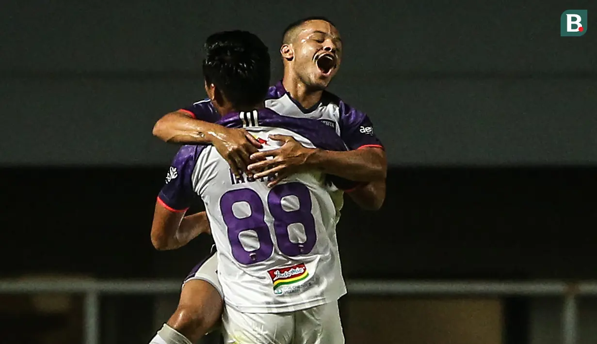 Gelandang Persita, Harrison De Oliveira (belakang) melakukan selebrasi usai mencetak gol pembuka dalam laga pekan pertama BRI Liga 1 2021/2022 antara Persipura Jayapura melawan Persita Tangerang di Stadion Pakansari, Bogor, Sabtu (28/08/2021) malam WIB. (Foto: Bola.com/Bagaskara Lazuardi)