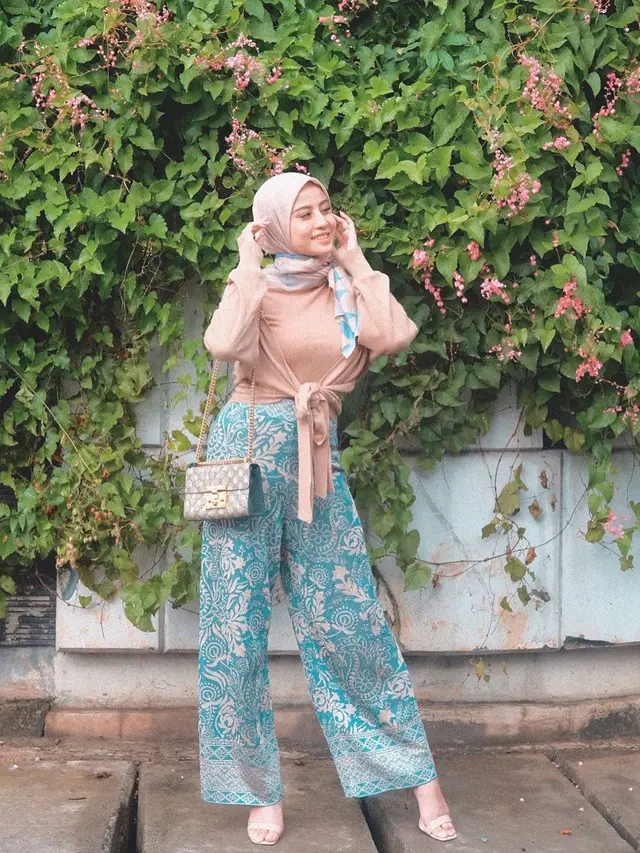 Potret Awkarin kenakan hijab