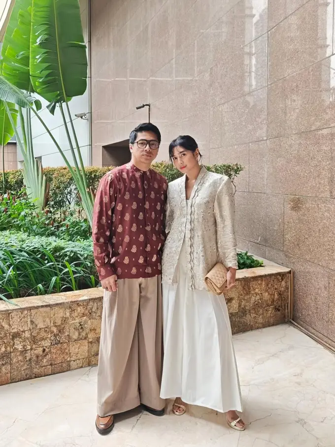 Twinning Look di Akad Nikah Ranggaz dan Angie, Mikha Tambayong & Deva Mahenra Padukan Kebaya-Wastra dengan Kulot Panjang