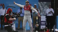 Pembalap Audi Sport ABT Schaeffler, Daniel Abt, merayakan kemenangan seri Meksiko di Sirkuit Hermanos Rodriguez, Sabtu (3/3/2018). (AP Photo/Marco Ugarte)