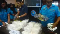 Petugas BNN menunjukkan barang bukti sabu seberat 20 Kg jaringan Malaysia di Kantor BNN, Jakarta, Kamis (26/4). Para tersangka yang ditangkap merupakan jaringan Malaysia. (Merdeka.com/Imam Buhori)