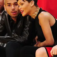 Selain itu, dari pihak Chris Brown sendiri pun masih memiliki rasa cinta pada Rihanna. Tak heran kalau ia masih terus berusaha kembali dengan berbagai hal, salah satunya mengomentari unggahan Rihanna di Instagram. (AFP/Robyn Beck)