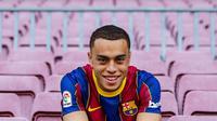 Barcelona resmi mendapatkan Sergino Dest dari Ajax. (foto: Instagram @fcbarcelona)