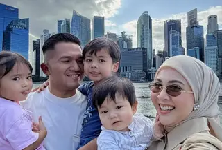 Kesha Ratuliu liburan ke Singapura bersama ketiga anaknya. [@kesharatuliu05]