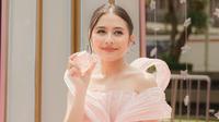 Lihat di sini tampilan elegan Prilly Latuconsina bagai princess saat hadiri toko Miniso terbesar di dunia. [@prillylatuconsina96].