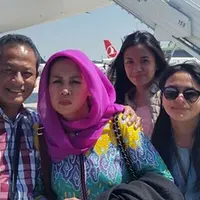 Keceriaan Amel Carla dan keluarga tiba-tiba berubah menjadi tegang. Hal itu, lantaran saat perjalanan pulang pulang ke Indonesia, pesawat transit di Turki dan baru saja terjadi Kudeta Militer di Turki. (Instagram/amelcarla)