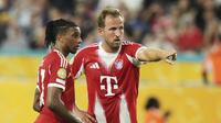 Harry Kane (kanan) dari Bayern&nbsp;Munchen memberikan isyarat saat berbicara dengan rekan setimnya, Michael Olise, dalam pertandingan Grup C Piala Dunia Antarklub antara Bayern&nbsp;Munchen dan Boca Juniors di Miami Gardens, Florida, Jumat, 20 Juni 2025. (AP Photo/Lynne Sladky)