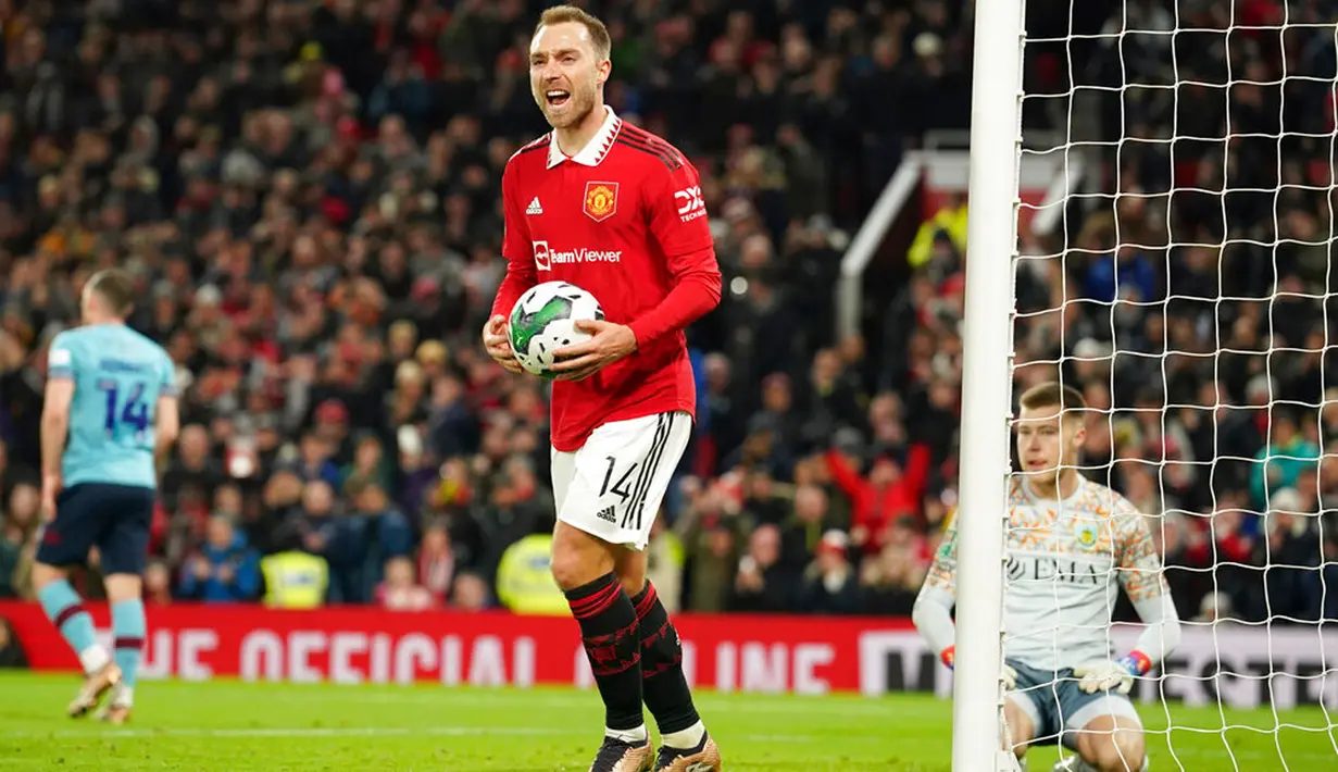 Pemain Manchester United Christian Eriksen melakukan selebrasi usai mencetak gol ke gawang Burnley pada pertandingan sepak bola putaran keempat Piala Liga Inggris di Old Trafford, Manchester, Inggris, 21 Desember 2022. (AP Photo/Dave Thompson)