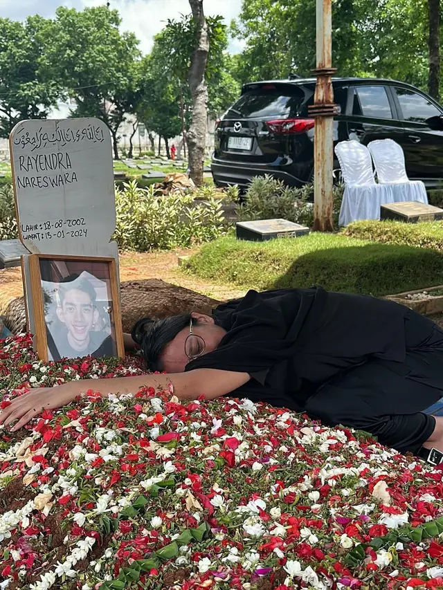 Kaneishia Yusuf  di makam kekasih (Instagram/kaneishiayusuf05)
