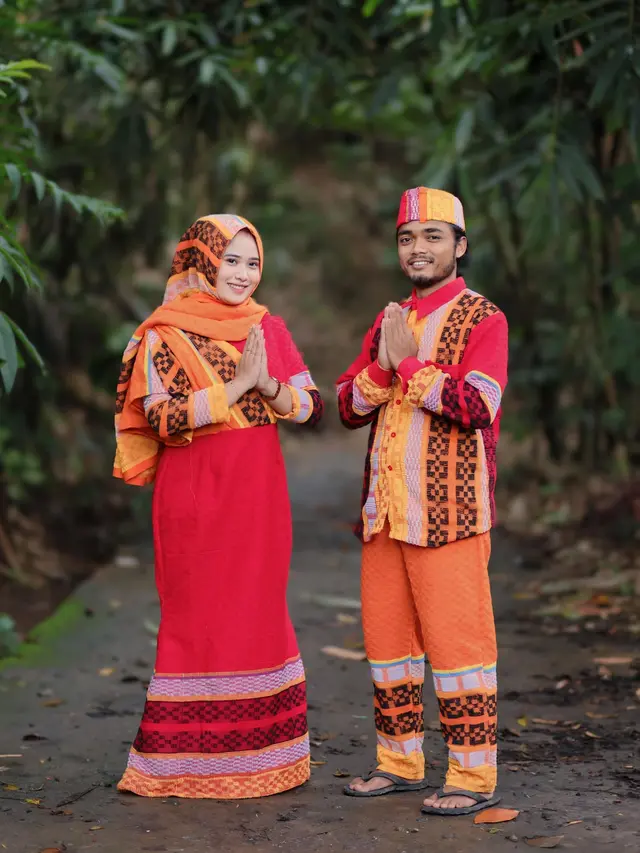 7 Potret Baju Couple Lebaran yang Terbuat dari Handuk, Hasil Keren