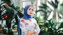 Sudah jarang muncul di layar kaca, ia pun memiliki sejumlah lini bisnis seperti produk fashion hingga kuliner. Di usianya yang sudah 33 tahun dan menjadi seorang single mom, ia pun tetap tampil awet muda bak seorang ABG. Gaya busananya pun sering menjadi sorotan para netizen. (Liputan6.com/IG/@imelpc)