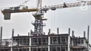 Pekerja saat menyelesaikan proyek pembangunan rumah susun sewa (Rusunawa) Ujung Menteng di Jalan Inspeksi KBT, Jakarta, Kamis (5/11/2020). Rusunawa untuk warga DKI berpenghasilan rendah itu direncanakan memiliki dua tower, terdiri atas 19 lantai dengan total 1.056 unit. (merdeka.com/Iqbal Nugroho)