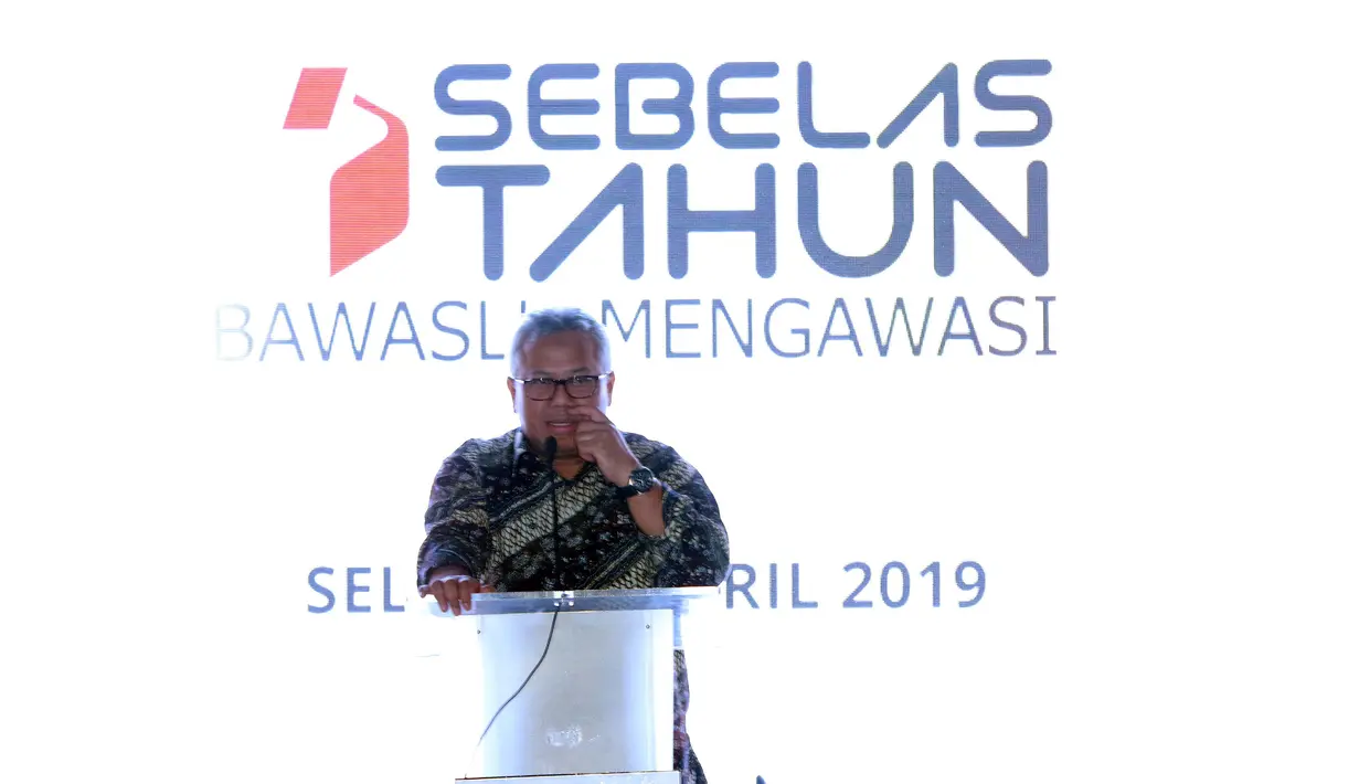 Ketua KPU, Arief Budiman memberi sambutan perayaan HUT Bawaslu ke-11 di Jakarta, Selasa (9/4). Selain merayakan Hut ke-11, Bawaslu merilis pemuktahiran dari Indeks Kerawanan Pemilu 2019. (Liputan6.com/Helmi Fithriansyah)