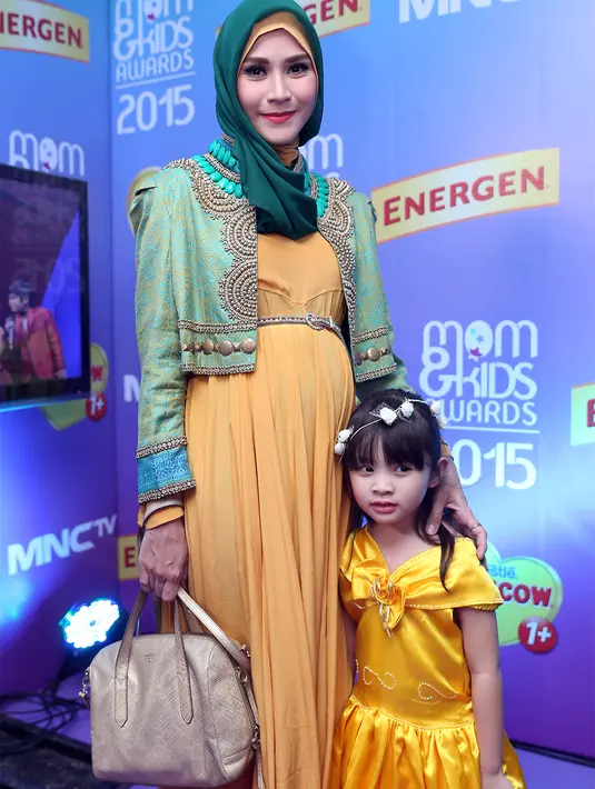 Artis yang melejit dalam sinetron Kiamat Sudah Dekat ini tidak memiliki trik khusus saat menjaga janin di usia muda. Ia hanya selalu berpikir positif dan selalu menjaga kesehatan tubuh. (Andy Masela/Bintang.com)