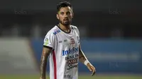 Gelandang Bali United, Stefano Lilipaly, saat tampil melawan Bhayangkara FC pada laga Liga 1 Indonesia di Stadion Patriot, Bekasi, Jumat (29/9/2017). Bhayangkara menang 3-2 atas Bali. (Bola.com/Vitalis Yogi Trisna)