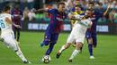 Striker Barcelona, Neymar, berebut bola dengan bek Real Madrid, Dani Carvajal pada laga ICC 2017 di Stadion Hard Rock, Miami, AS (29/7/2017). Barcelona menang 3-2 atas Real Madrid. (AP/Marc Serota)
