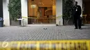 Garis polisi terpasang di depan kantor Go-Jek pasca terjadi penembakan sekitar pukul 13.00 WIB, Jakarta, Minggu (1/11/2015). Polisi memastikan benda yang ditemukan bukanlah proyektil peluru senjata api. (Liputan6.com/Johan Tallo)