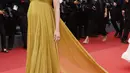 Karlie Kloss tampak seperti dewi Yunani saat dia berjalan di karpet merah sambil memamerkan perut hamilnya saat dia berpose di acara bertabur bintang. (Photo by Joel C Ryan/Invision/AP)