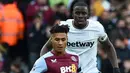 West Ham United merespons dengan mencetak gol yang memperkecil skor jadi 1-2 hanya lima menit berselang. Tembakan spekulasi Jarrod Bowen yang berubah arah karena mengenai Pau Torres membobol gawang Emiliano Martinez. (AP Photo/Rui Viera)