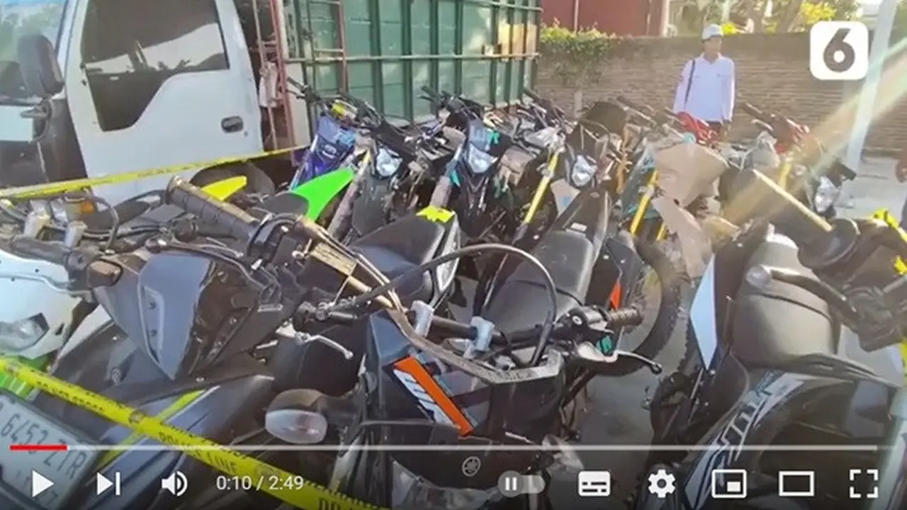 Polresta Pati menggagalkan upaya penyelundupan 17 sepeda motor bodong di Pati, Jawa Tengah. Rencananya belasa motor tanpa surat-surat resmi itu akan dikirim ke Kalimantan. (YouTube Liputan6)