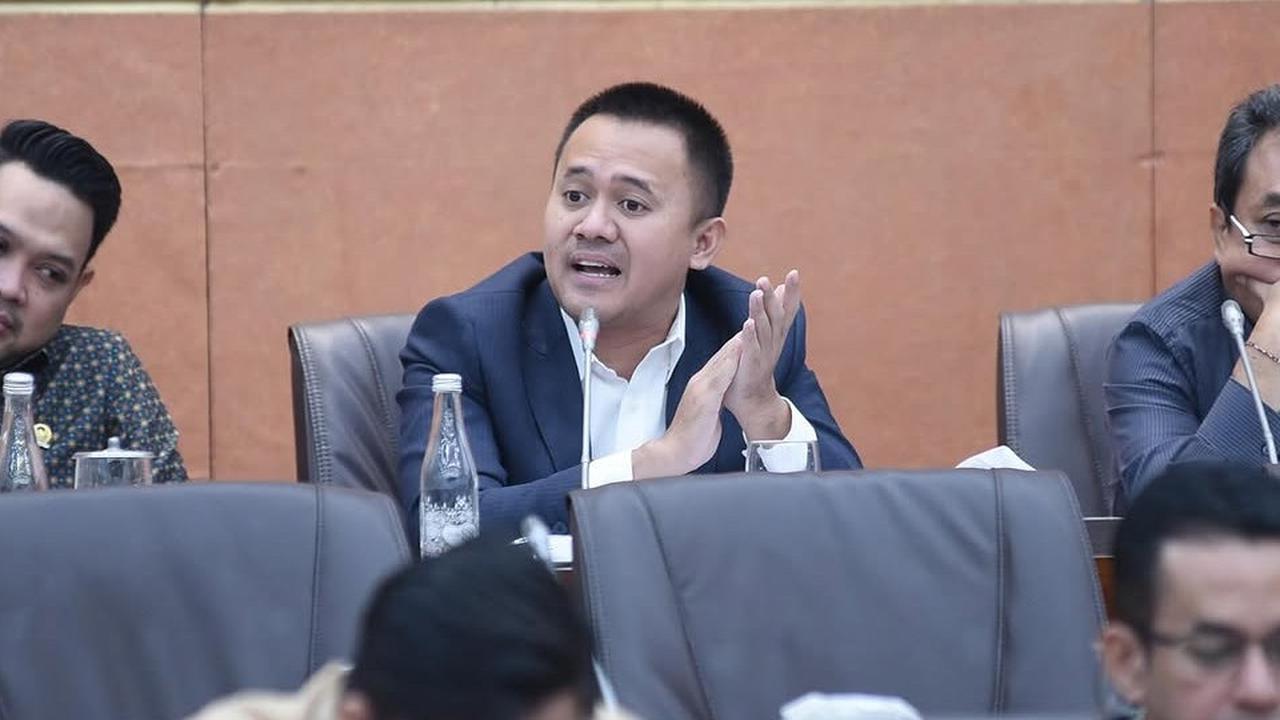 VIDEO: Mufti PDIP Depan Jenderal TNI Dirut Bulog "Sudah Mundur Apa Belum?"