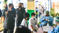 Ketua DPW NasDem DKI Jakarta, Hasan Aminuddin meninjau vaksinasi Covid-19 untuk pelajar. (Istimewa)