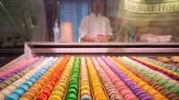 Penganan Macaron Prancis terlihat di ajang Restaurants Canada Show 2020 di Toronto, Kanada, Minggu (1/3/2020). Restaurants Canada Show merupakan ajang tahunan terbesar bagi industri layanan makanan dan perjamuan di Kanada. (Xinhua/Zou Zheng)