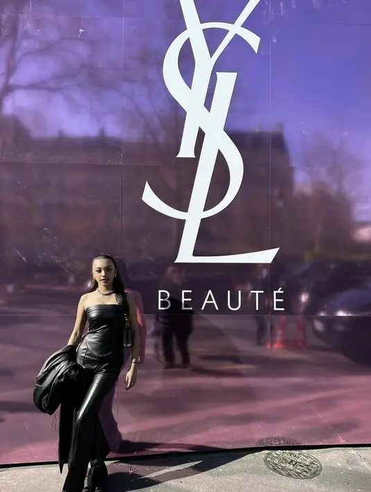 Mengenakan stelan kulit, Naura Ayu tampil begitu edgy. Sepatu statement menambah pernyataan gayanya.  [Foto: Instagram/ Naura Ayu]