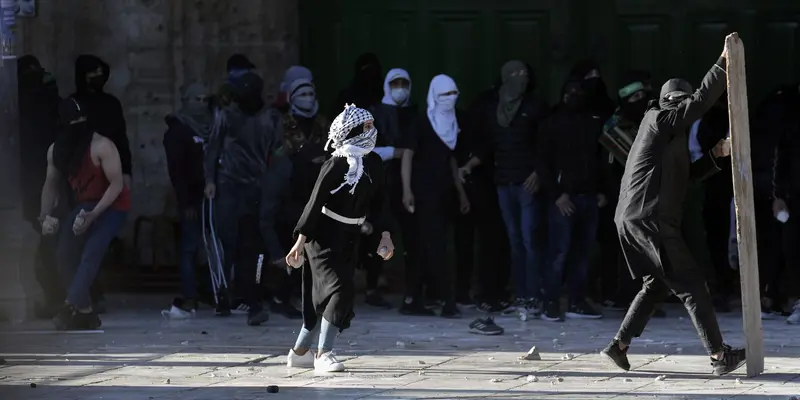 FOTO: Bentrok Warga Palestina dengan Pasukan Keamanan Israel di Kompleks Masjid Al Aqsa