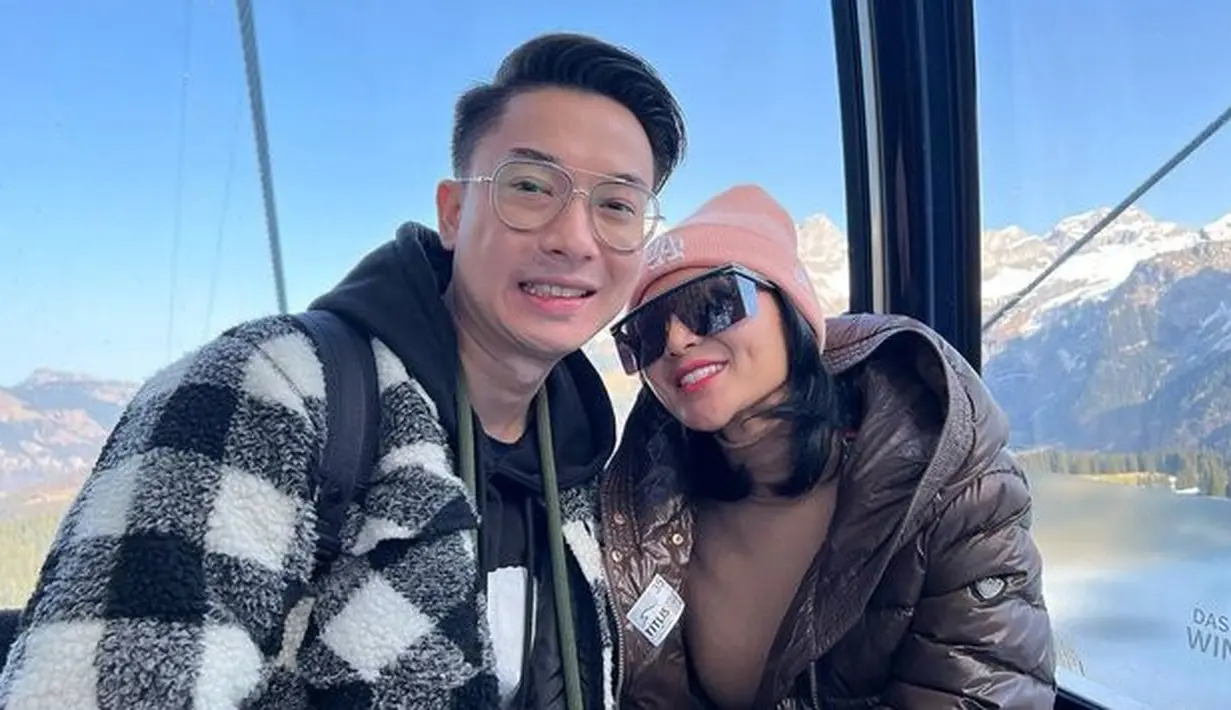 <p>Bisa dibilang Wika dan Max Adam termasuk pasangan yang tak ragu memamerkan kemesraan. Tak sedikit netizen yang baper melihat kemesraan pasangan ini. [Foto: instagram.com/wikasalim]</p>