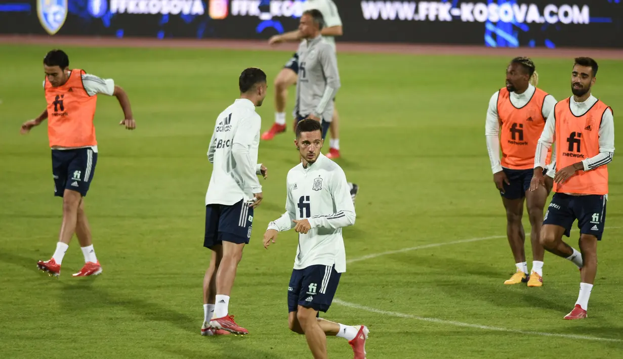 Para pemain Spanyol melakukan pemanasan selama sesi latihan di stadion Fadil Vokrri di Pristina (7/9/2021). Spanyol saat ini berada di puncak Grup B dengan poin 10 dari lima pertandingan. (AFP/Armend Nimani)