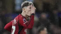 Selebrasi gelandang Manchester United, Alejandro Garnacho setelah mencetak gol pertama timnya ke gawang Chelsea pada laga pekan ke-31 Premier League 2023/2024 di Stamford Bridge, London, Kamis (4/4/2024). (AP Photo/Kin Cheung)