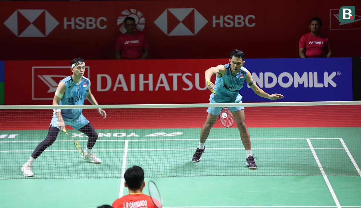 Pemain ganda putra Indonesia, Fajar Alfian (kanan) yang berpasangan dengan Muhammad Rian Ardianto berusaha mengembalikan bola saat menghadapi sesama pasangan Indonesia, Leo Rolly Carnando/Daniel Marthin pada laga semifinal Daihatsu Indonesia Masters 2024 di di Istora Senayan, Jakarta, Sabtu (27/1/2024). Fajar/Rian kalah rubber game dengan skor 21-19, 14-21 dan 17-21. (Bola.com/Pradipta Rama)