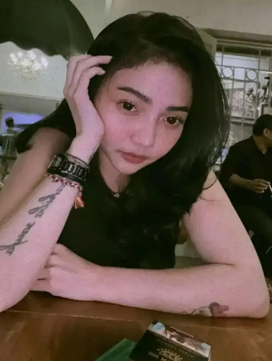 Penyanyi dangdut asal Banyuwangi Syahiba Saufa juga suka dengan seni tato. Hal itu terlihat di beberapa bagian tubuhnya yang ditato. Selain di tangan dengan tato namanya, ada juga tato besar di kakinya. [Instagram/syahiba_saufa]