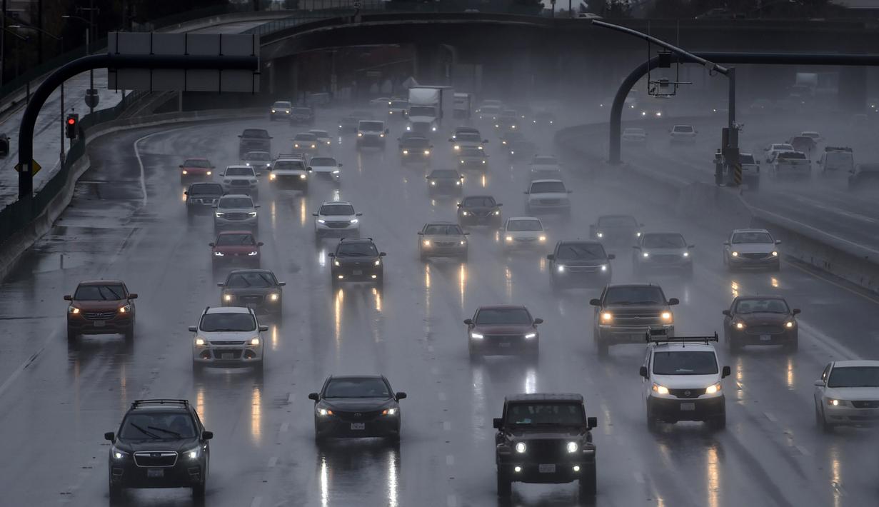 Kendaraan melintas di tengah hujan di I-680 selatan di Pleasant Hill, California (13/12/2021). Musim dingin tiba lebih awal di California Utara dengan angin, hujan, dan salju yang diperkirakan akan meningkat pada Senin (13/12). (Jose Carlos Fajardo/Bay Area News Group via AP)