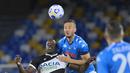 Bek Napoli, Amir Rrahmani (kanan) berduel udara dengan striker Udinese, Stefano Okaka dalam laga lanjutan Liga Italia 2020/2021 pekan ke-36 di Diego Armando Maradona Stadium, Naples, Selasa (11/5/2021). Napoli menang 5-1 atas Udinese. (LaPresse via AP/Fabrizio Corradetti)
