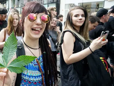 Warga menunjukkan daun ganja saat mengikuti Global Cannabis March di Wina, Austria, (6/5). Global Cannabis March diikuti lebih dari 100 kota di seluruh dunia mendukung legalisasi budidaya ganja untuk tujuan pengobatan dan rekreasi. (AFP Photo/Joe Klamar)