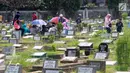 Warga berziarah di TPU Karet Pasar Baru Barat, Jakarta, Sabtu (16/6). Ziarah kubur atau "nyekar" pada hari raya lebaran merupakan salah satu tradisi umat muslim untuk mendoakan sanak keluarga yang meninggal dunia. (Liputan6.com/Arya Manggala)