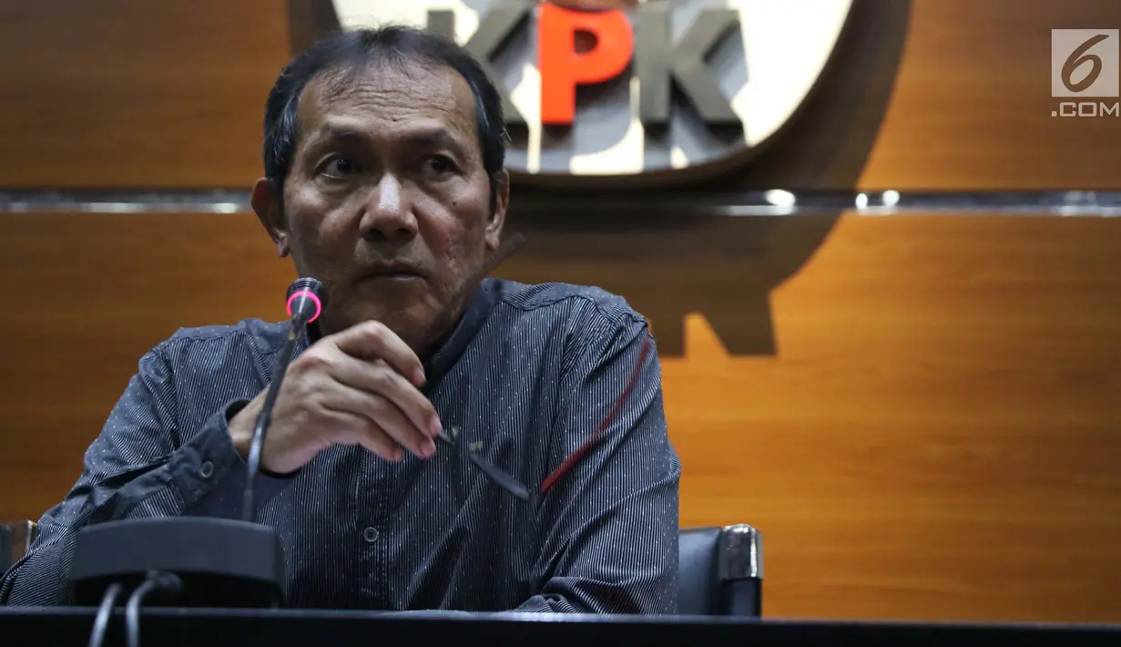 Wakil Ketua KPK, Saut Situmorang saat menyampaikan keterangan terkait pengembangan kasus korupsi e-KTP di Gedung KPK, Jakarta, Selasa (13/8/2019). KPK menetapkan empat tersangka baru sehingga hingga kini telah memproses 14 orang yang terlibat dalam kasus tersebut. (Liputan6.com/Helmi Fithriansyah)