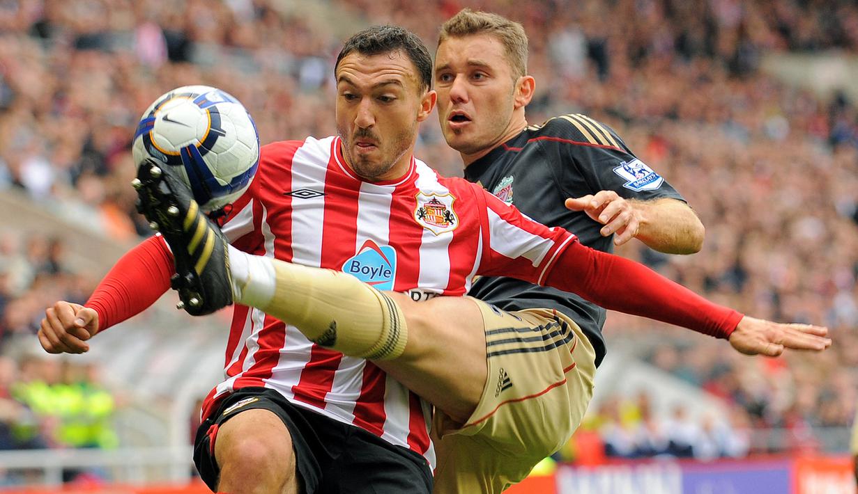 Fabio Aurelio. Bek kiri asal Brasil ini didatangkan Liverpool dari Valencia pada awal musim 2006/2007. Selama 6 musim, ia tampil dalam 133 laga dengan torehan 4 gol dan 17 assist. Satu gelar Community Shield 2006 dan Piala Liga 2011/2012 diraihnya. Ia pensiun di Gremio pada 2014. (AFP/Andrew Yates)