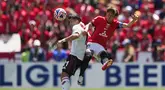 Pemain Urawa Red Diamonds, Takahiro Sekine (kanan) berebut bola dengan pemain River Plate, Marcos Acuna dalam laga Grup G Piala Dunia Antarklub 2025 di Lumen Field, Seattle, Washington, Amerika Serikat, Rabu (18/06/2025). (AP Photo/Lindsey Wasson)