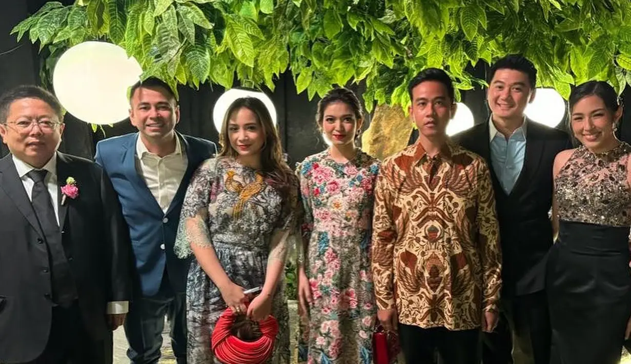 Selvi terlihat anggun dengan long dress lengan terompet sembari jinjing Lady Dior merah gloss [@raffinagita1717]