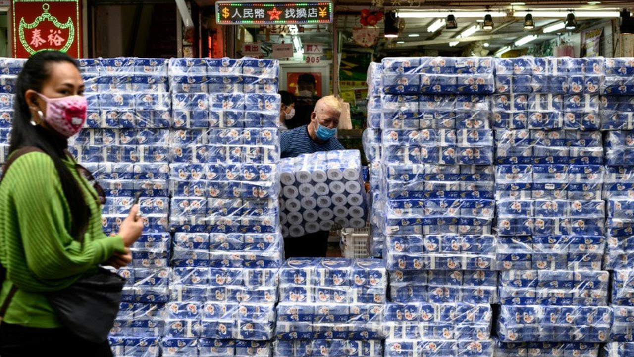 Tisu toilet menjadi barang berharga kini di Hong Kong lantaran kepanikan warga akan Virus Corona.