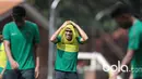 Paulo Sitanggang menutup kepalanya dengan rompi saat sesi latihan Timnas U-22 Indonesia di Lapangan SPH, Karawaci, Jumat (17/3/2017). Latihan ini adalah persiapan laga persahabatan melawan Mynmar. (Bola.com/Nicklas Hanoatubun)